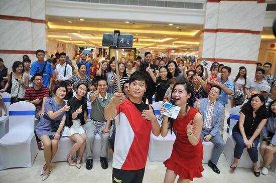 8月5日，奥运气氛弥漫在盛夏魔都，中国男子跳水奥运冠军火亮现身位于上海月星环球港的三星盖乐世奥运体验馆，引来近百名体育迷的围观。