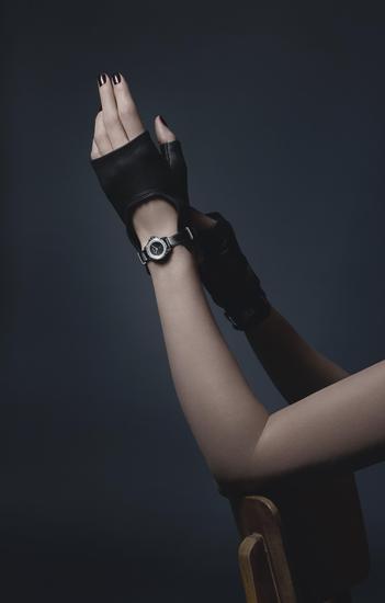 J12XS_montre gants noirs