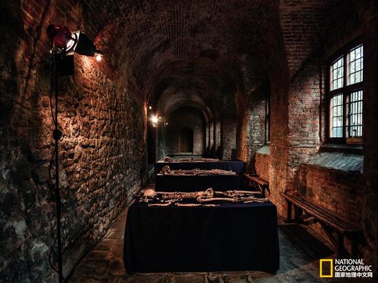 　　14世纪1348 年至 1350 年爆发的黑死病夺去了半数伦敦人的生命。受害者中就包括这些人，他们的遗骨是在查特豪斯广场附近被发掘出来的。