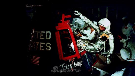 1962年美国太空人约翰·格伦 (John Glenn) 曾佩戴一枚泰格豪雅计时码表登上“友谊7号”