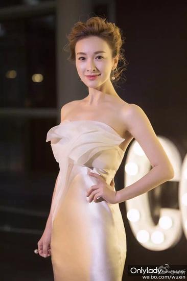 吴昕自从担任了时尚节目的制片人，整个人都发生了改变
