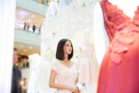 张梓琳步入“音乐盒”欣赏连衣裙精美的手工