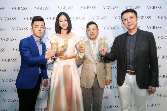 　　（左起）VGRASS品牌总监苏泽华先生、“世界小姐”张梓琳、VGRASS副总裁周景平先生、港汇恒隆广场副总经理叶志强先生共同举香槟庆贺