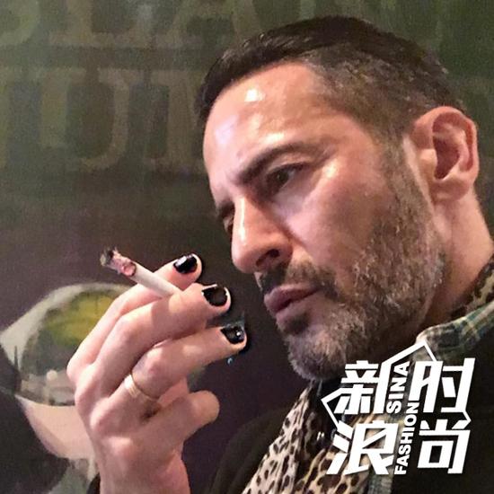 抱歉我的视线一直停留在指甲上…