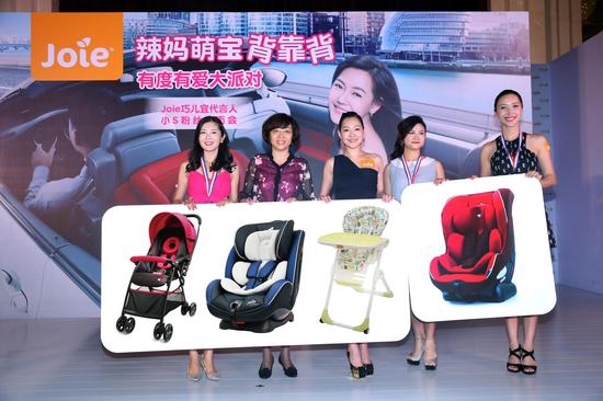 图3：中国儿童玩具协会会长梁梅女士为辣妈颁奖