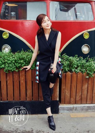 李依晓与《明星样衣间》合作了一组时尚街拍大片