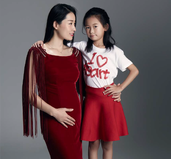2016时尚健康爱心红礼服大使、奥运冠军罗雪娟与静静拍摄爱心红礼服大片