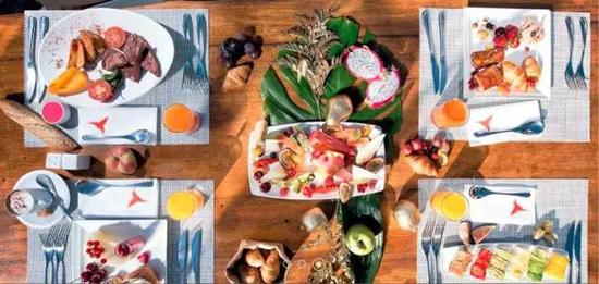 餐品以地中海风格为主，搭配新鲜水果、热带果汁