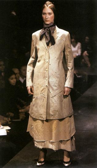 Miguel Adrover秀上，一个用Quentin的条纹棉布床垫制成的外套