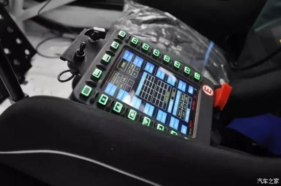 　　高尔夫7赛车车内绝大多数按键全部集成在车手和领航之间的“iPad”上，这个“iPad”的外壳还是3D打印出来的