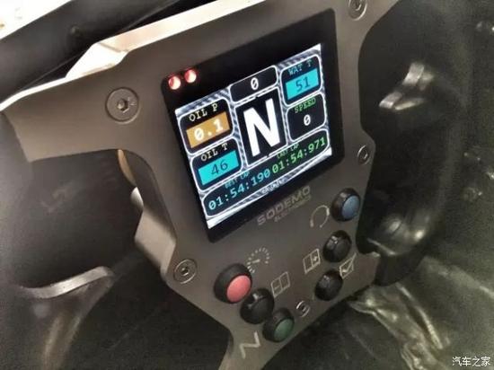 　　F4赛车的方向盘是高级方程式赛车上常见的方形方向盘，车手通过方向盘中间的显示屏来了解赛车的信息