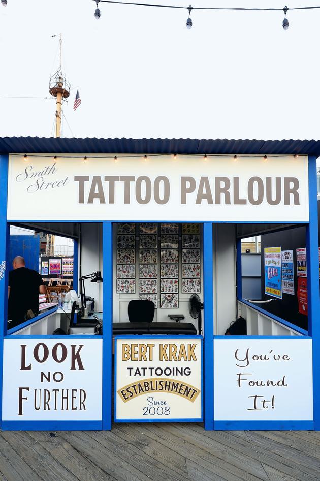 Tommy 码头设置的众多娱乐设施——临时纹身小店
