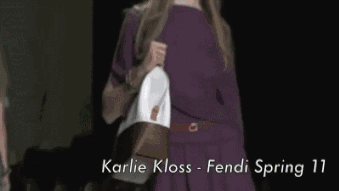 摔倒案例：Karlie Kloss