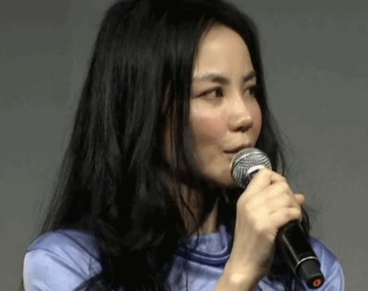 而且时不时还要卖个萌,流露天真本质