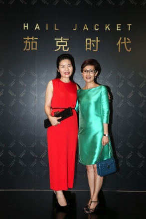 左:唯众传媒创始人总裁杨晖
右:劲霸男装品牌副总裁龚妍奇