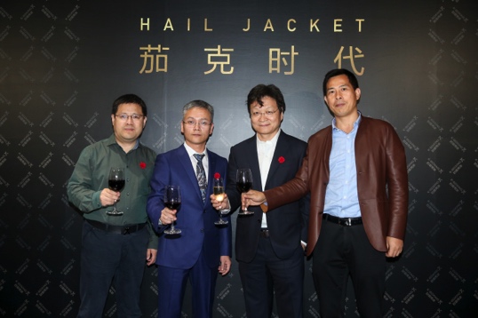 左一:中国商业文明研究中心主任、秦朔朋友圈创始人秦朔 左二:劲霸男装CEO洪忠信 右一:中国定位第一人邓德隆 右二:创业教父、创业黑马董事长牛文文