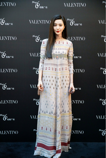 范冰冰身着Valentino2016秋冬系列印花礼服