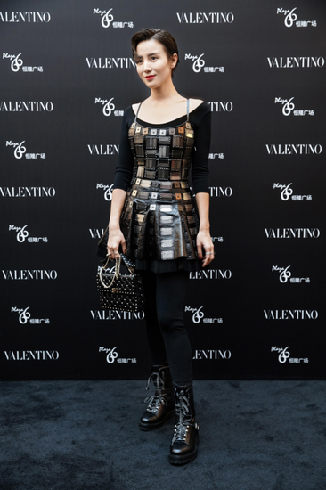 宋佳身着Valentino2016秋冬系列朋克芭蕾