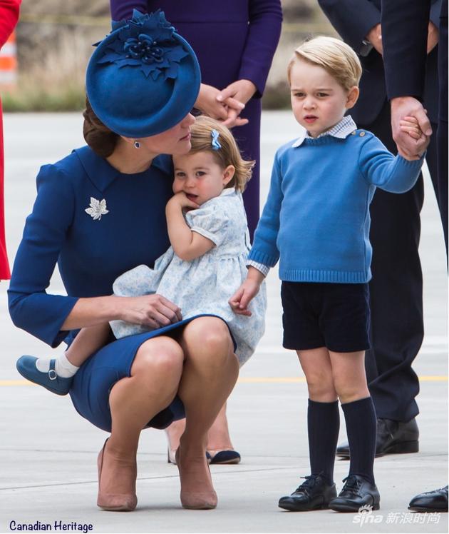 　　首次出访的夏洛特公主与3岁大的乔治小王子