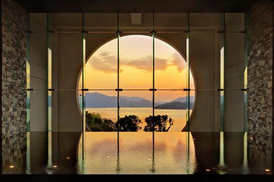 图3：可尽观夕阳西下，秋景如画的千岛湖洲际度假酒店