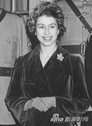 1951年，当时还是公主身份的伊丽莎白二世佩戴这枚枫叶胸针 