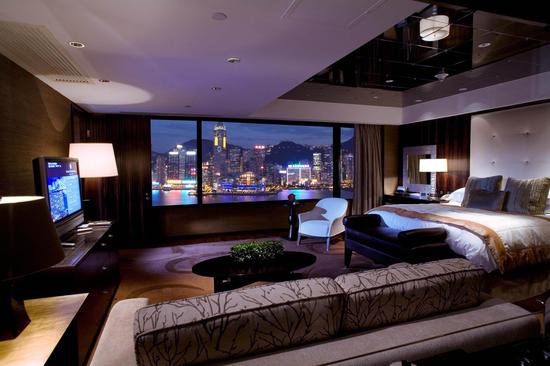 图4：被维多利亚港环抱的香港洲际酒店
