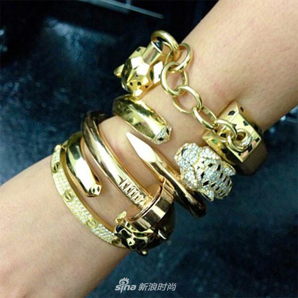 rs_600x600-161003104321-600-Kim-Kardashian-Gold-Bracelets-RM-100316