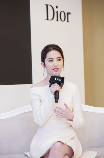 这次分享会的会场,以白色与灰色为