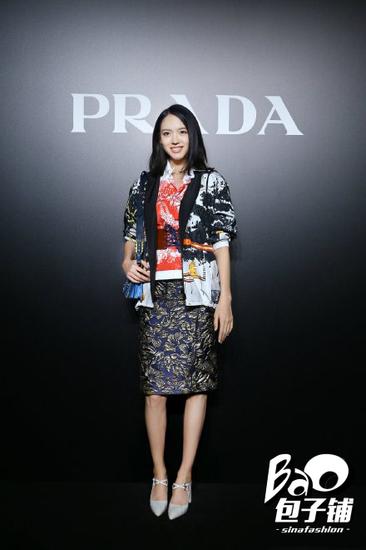 张梓琳背Prada Cahier包包