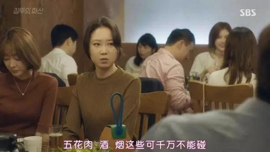 欧尼在《嫉妒的化身》里背过的拼色包包