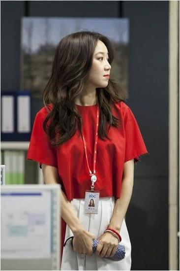 《嫉妒的化身》孔孝真时髦OL穿搭学起来|孔孝真|办公室|实习生_新浪时尚_新浪网