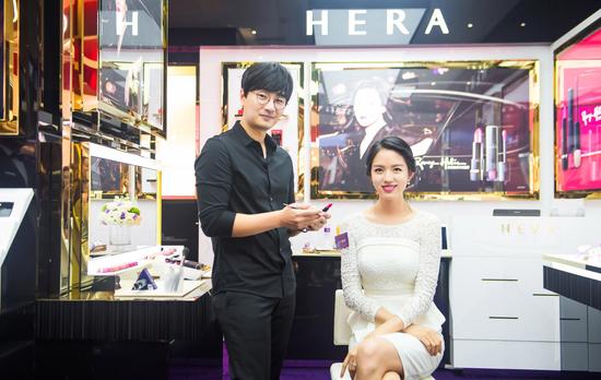 HERA 赫妍品牌好友世界小姐张梓琳与品牌首席化妆师Lee Jin Su
