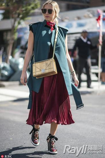 尝试一下丝巾的佩戴方式