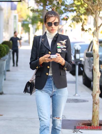 亚历山大·安布罗休（Alessandra Ambrosio）出街被拍