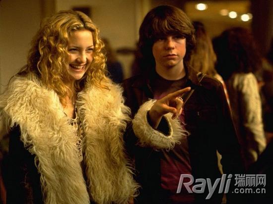 《Almost Famous》女主角KATE Hudson身着羊羔毛外套
