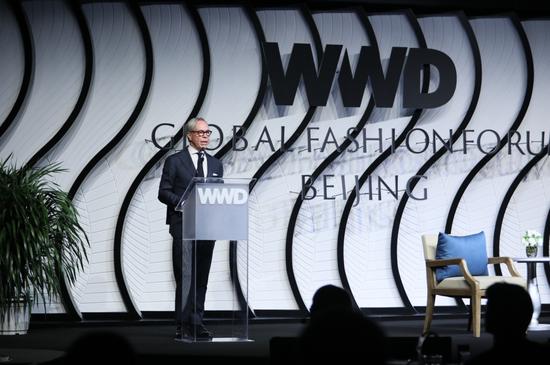 购物信息：TOMMY HILFIGER为北京首届全球WWD年度时尚论坛作开场致辞
