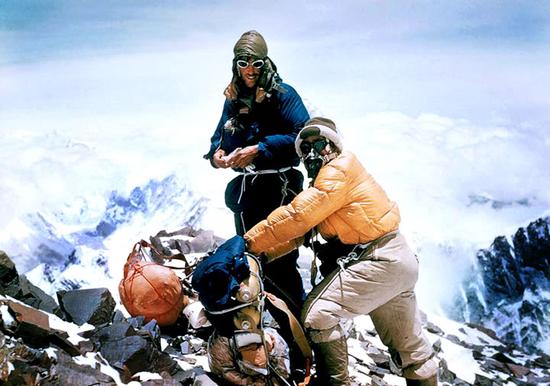 新西兰登山家Sir Edmund Percival Hillary（左）和他的登山协助夏尔巴人Tenzing Norgay（右）