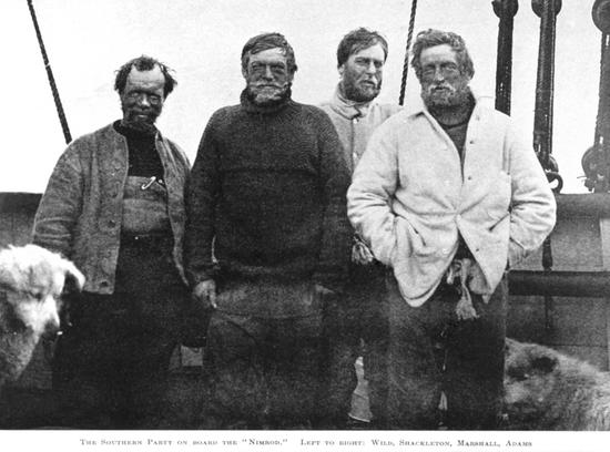 英国探险家Sir Ernest Shackleton(左二)1907年和同伴在南极科考船“探险号”上