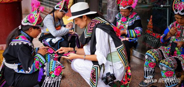 Mary与绣娘讨论绣品