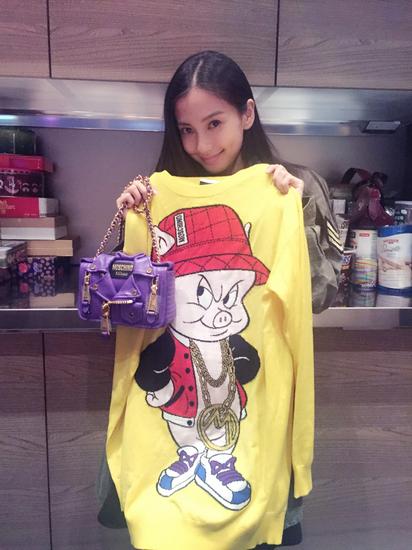 19-Angelababy最新时尚单品:MOSCHINO 2015秋冬黄色卡通针织裙及紫色机车包