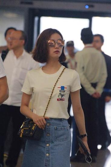 16-刘诗诗身穿MOSCHINO 2016 秋冬Capsule系列奶牛印花口袋Tee恤,再背上品牌早秋系列灰色小号机车包_1