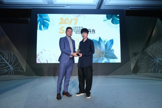 　　14.中国新天地太平桥项目总经理 Mr. Andy Zhang 张良军先生为Pronounce樊腾浩 Studio Manager颁发新锐力量奖