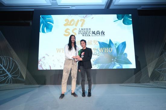 　　13.Venus Concept形象大使、国际超模、演员 Mr.Jasin Chang为WHERE WHAT WHO设计师张峰传播贡献奖