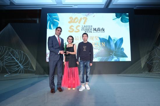 12.上海新天地朗廷酒店经理Mr. Dean Dimitriou为密扇MUKZIN首席设计师韩雯颁发最佳呈现奖