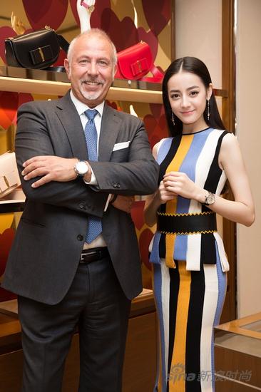 　　Salvatore Ferragamo合作伙伴——天美时集团瑞士奢侈品部门的总裁兼首席执行官Paolo Marai先生与新生代人气小花旦迪丽热巴女士合影