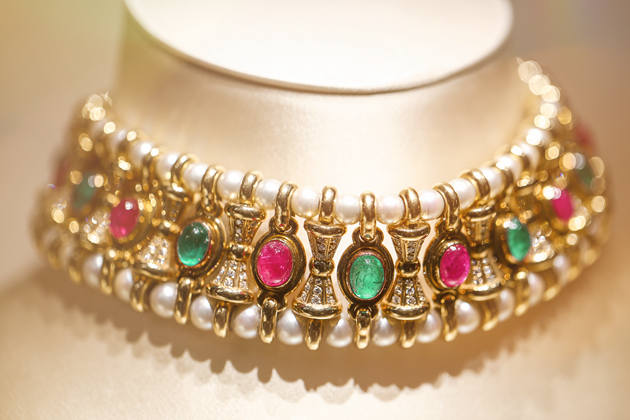 养殖珍珠、绿宝石、红宝石、黄金镶钻颈链创作时间为1987年