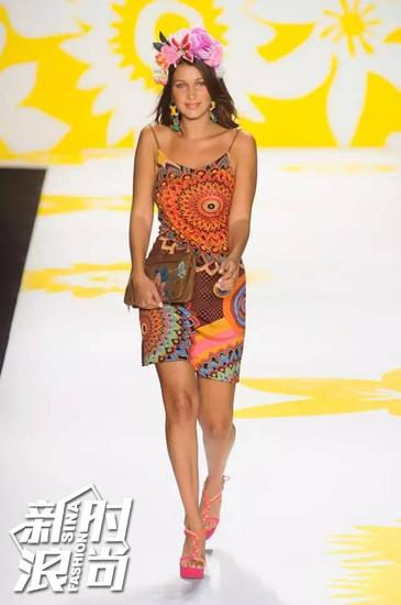 Bella第一次在Desigual 2015春夏秀上走秀