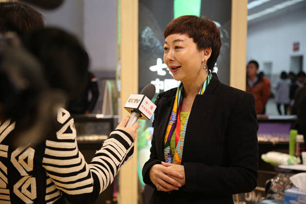 七彩云南常务副总经理董莉莎 接受媒体采访 