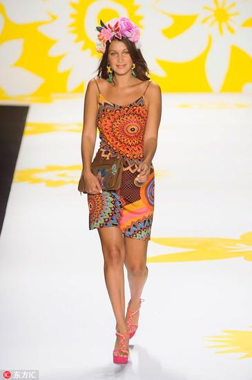 Bella 在 Desigual 2015 春夏发布会上第一次走秀