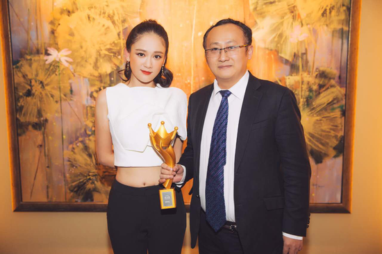 （陈乔恩与高姿副总经理杨川）
